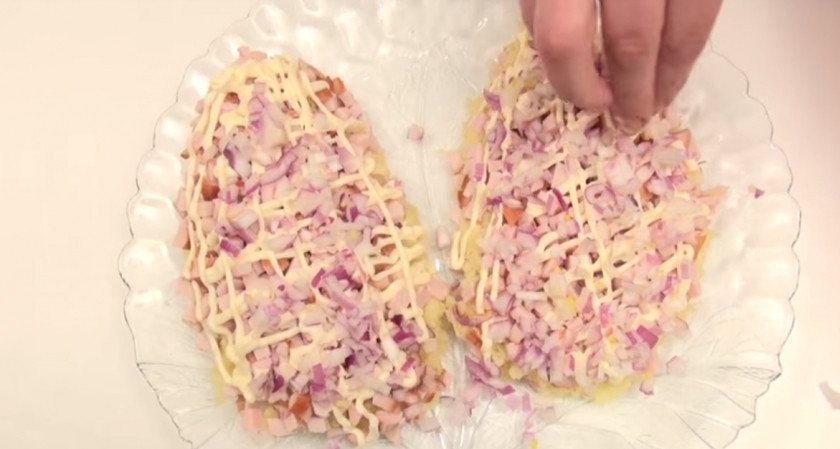 1. Этап. Салат Еловые шишки: 4. Теперь выкладываем слой лука. Не забываем про майонез.