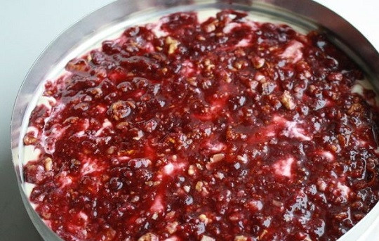 1. Этап. Новогодний чизкейк с клюквой: 8. Аккуратно вылейте клюкву сверху ровным слоем.