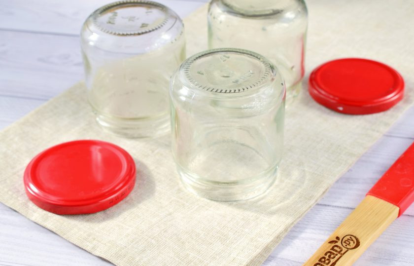 1. Этап. Малиновое варенье пьяное: За это время можно подготовить банки. Вымойте их тщательно с содой, поставьте сушиться вверх дном на чистое полотенце. Простерилизуйте банки и крышки над паром или в духовке.