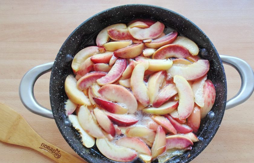 1. Этап. Варенье из нектаринов и персиков: Поставьте сотейник на плиту, доведите фрукты с сиропом до кипения, огонь убавьте и готовьте варенье 20-25 минут. Затем снимите пену и дайте постоять варенью 2-3 часа.