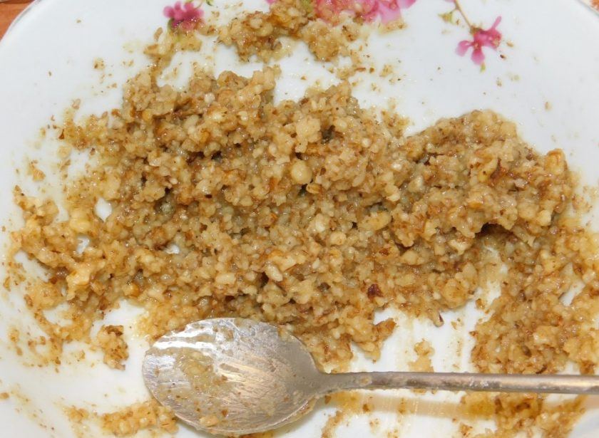 1. Этап. Рогалики с грецкими орехами: Для начинки смешайте молотые грецкие орехи с медом.