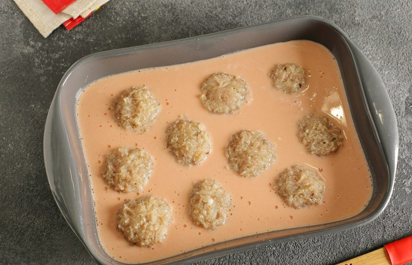 1. Этап. Ежики из индейки с рисом: Выложите ежики в глубокую жаропрочную форму. Соедините сметану с томатной пастой и разведите водой. Залейте готовым соусом тефтели-ежики (он должен почти полностью покрыть их). Накройте форму фольгой и готовьте ежики в разогретой до 180 градусов духовке около 40-50 минут.