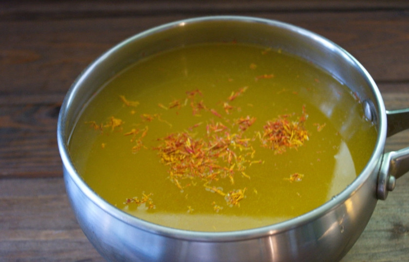 1. Этап. Рис с курицей и ананасами: Залейте рис бульоном. Добавьте куркуму и шафран, 1 ч. ложку соли (если ваш бульон не соленый) или соли по вкусу.