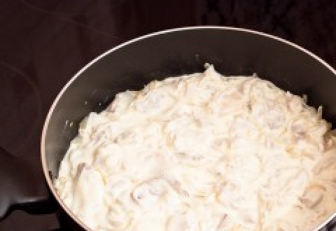 1. Этап. Минтай жареный в сметане: Добавьте на сковороду сметану, посолите и поперчите. Все тщательно перемешайте. Тушите на медленном огне 20 минут.