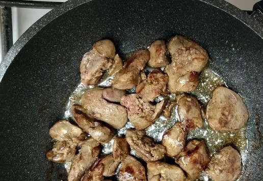 1. Этап. Салат с куриной печенью: У куриной печени удалить протоки, нарезать средними кусочками. На сковороду налить растительное масло, дать нагреться. Выложить печень, посолить. Обжарить. Перевернуть на другую сторону, посолить. Обжарить.