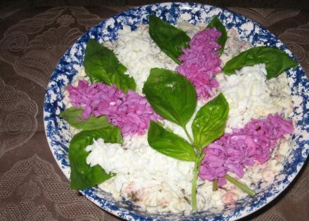 1. Этап. Салат Букет сирени: 4. Измельченные яичные белки делим примерно пополам, одну часть окрашиваем соком свеклы. Затем выкладываем эту красоту на нашу горку. Готово!