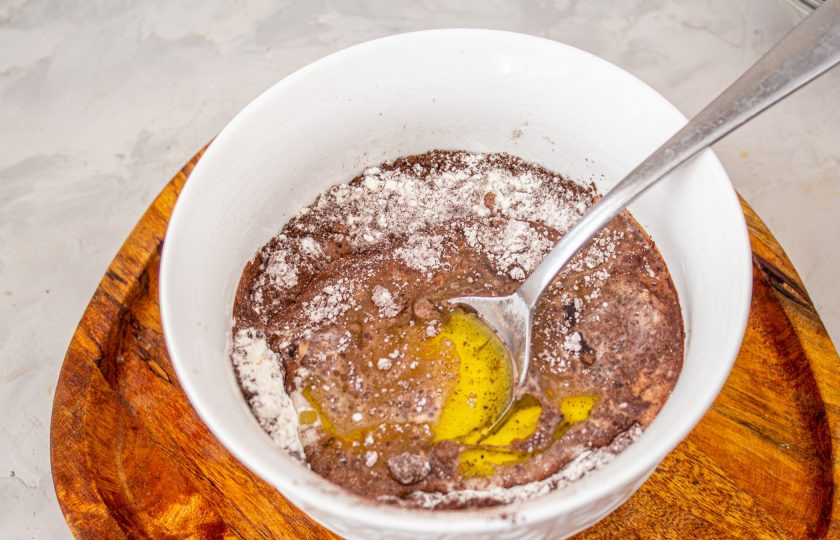 1. Этап. Шоколадный фондан в микроволновке: Всё хорошенько перемешиваем. Далее вливаем молоко, растительное масло.