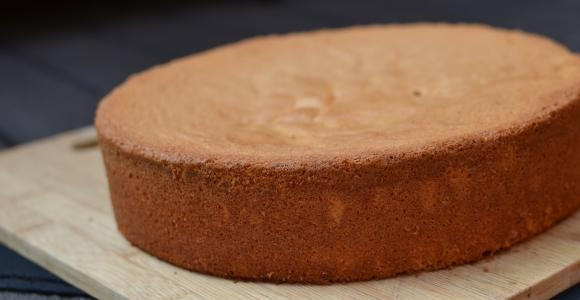 1. Этап. Торт Киевский классический: 5. Когда корж хорошо зарумянился, проверьте его спичкой или зубочисткой на готовность и аккуратно достаньте из духовки. Остудите немного в форме, затем переложите на решетку и оставьте минимум на 10 часов.