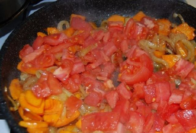 1. Этап. Кавказский суп из баранины: Затем добавьте морковь и помидоры и тушите в течение 15 минут.