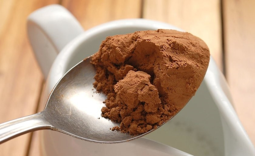 1. Этап. Кэроб (напиток): 2. Всыпьте кэроб (порошок), по вкусу мускатный орех и сахарный песок, хорошенько размешайте все содержимое.