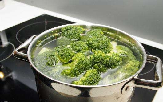 1. Этап. Суп из брокколи для похудения: Поставьте брокколи и лук вариться. После того как вода закипит варить примерно 15 минут.