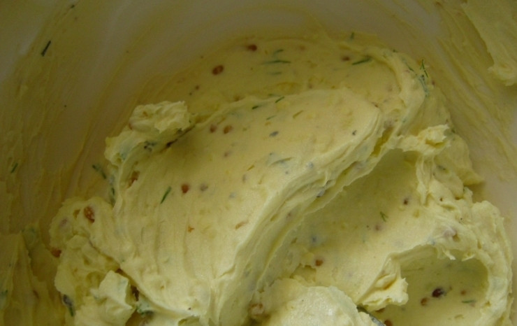 1. Этап. Яичное масло с горчицей: Массу хорошо перемешайте и уберите в холодильник.