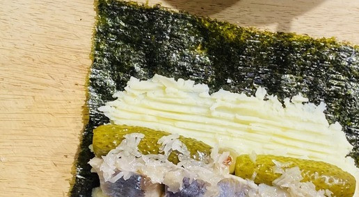 1. Этап. Роллы с сельдью, картофелем и соленым огурцом: Выложить к картофелю (на этом этапе можно положить веточку зеленого лука ), огурец, сельдь (у меня сельдь с маринованным луком )