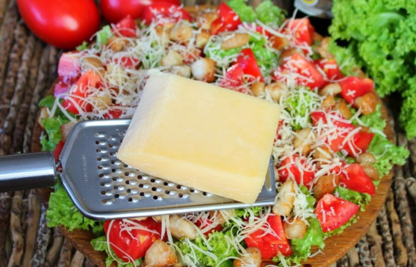 1. Этап. Салат из помидор с курицей и сыром: Поливаем салат растительным маслом и сбрызгиваем бальзамическим уксусом, солим по вкусу. Сыр натираем на терке и посыпаем салат.