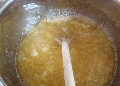 1. Этап. Джем из лимонов: Перемешиваем лимоны с сахаром и ставим на огонь. Доводим до кипения и уменьшаем огонь до минимального.