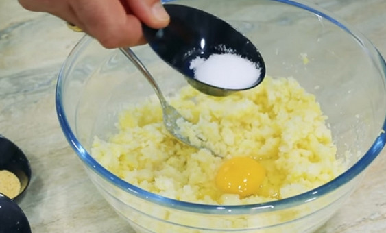 1. Этап. Спиральки из картофельного пюре: Отварной картофель в мундирах очищаем и разминаем вилкой. Вбиваем яйцо, подсыпаем, чеснок, соль и перец. Перемешиваем.