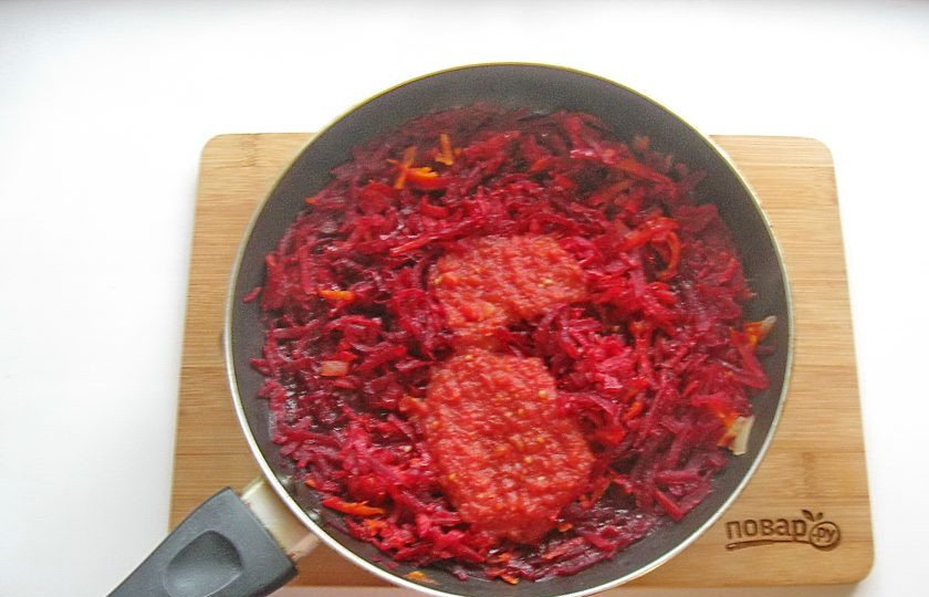 1. Этап. Икра из свеклы и моркови: Налейте в сковороду немного воды, накройте крышкой и тушите овощи на среднем огне до мягкости. Периодически перемешивайте и следите, чтобы в сковороде была жидкость. После добавьте томатный морс или томатную пасту. Посолите по вкусу и добавьте сахар. Перемешайте икру.