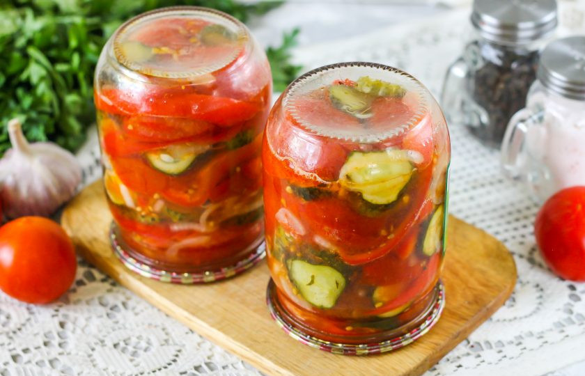 1. Этап. Салат из перцев, огурцов и помидоров на зиму: Сразу же закройте горячими крышками по резьбе или с помощью ключа для консервации. Переверните дном верх, проверяя герметичность закаток.