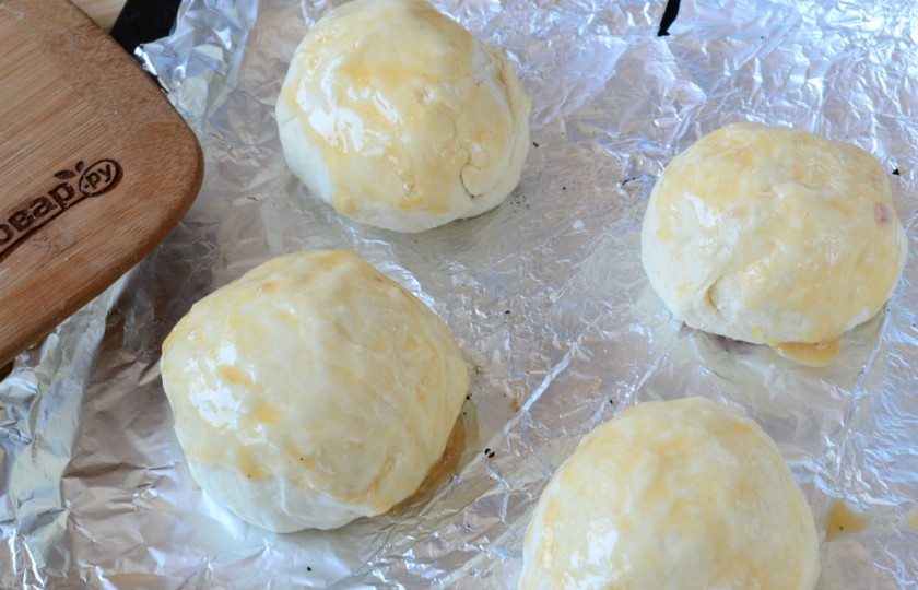 1. Этап. Гошкийде: Выложите шарики на противень, застеленный пергаментом. Смажьте шарики взбитым яйцом и отправьте в духовку на 25-30 минут (температура — 180 градусов).