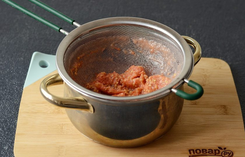 1. Этап. Томатный сок со свеклой на зиму: Протрите томатное пюре через сито, чтобы избавиться от кожицы и семян.
