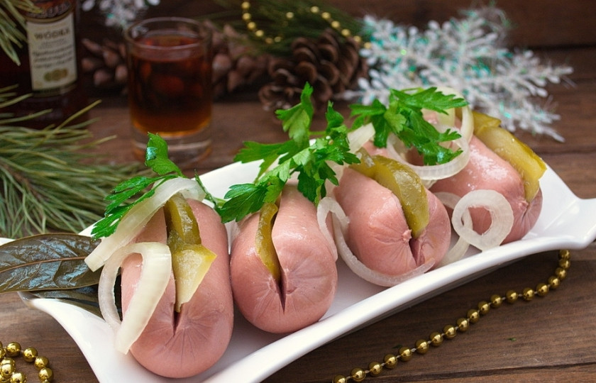 1. Этап. Утопенцы (шпикачка): Подаем закуску к столу без маринада, вместе с луком, который мариновался со шпикачками. Если честно, готовила блюдо впервые. Думала, что ничего особо путного не получится, но реально вышло очень вкусно. Отлично подавать как к пиву, так и к более крепким напиткам. Очень вкус порадовал!