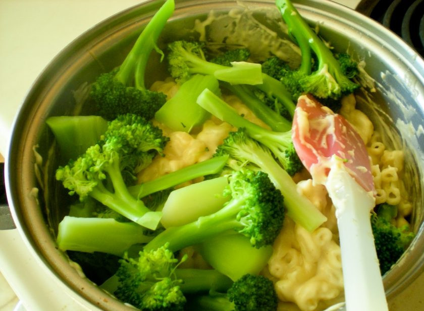 1. Этап. Паста с брокколи в сырном соусе: Режем брокколи мелкими кусочками. С пасты сливаем воду. Отправляем макароны и брокколи в соус, по вкусу добавляем перец, все хорошо перемешиваем.