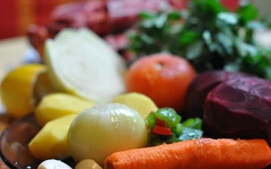 1. Этап. Борщ со свининой в мультиварке: 1. Вымойте свинину, обсушите её и выложите в чашу мультиварки. Залейте чистой водой, установите программу 