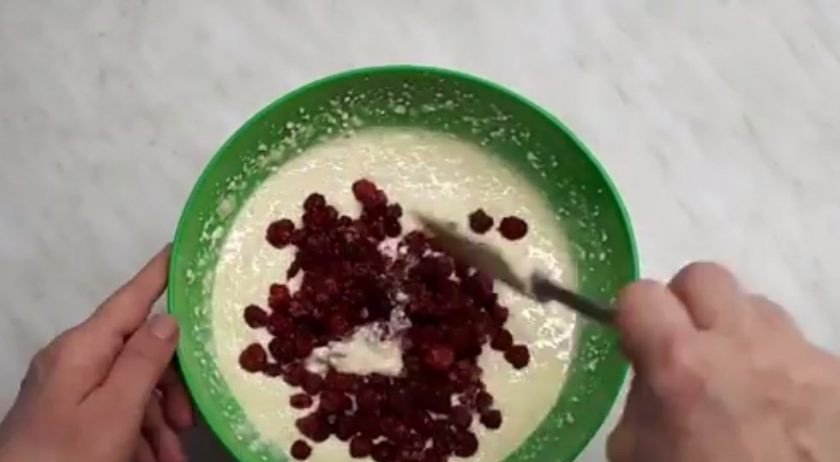 1. Этап. Нежный малиновый чизкейк с хрустящей корочкой: 4. Приготовьте начинку: яйца взбейте миксером с сахарной пудрой, добавьте сметану, соль, ванильный сахар (по желанию), немного муки и снова хорошо взбейте миксером. Небольшими частями добавьте творог, а в конце добавьте малину.