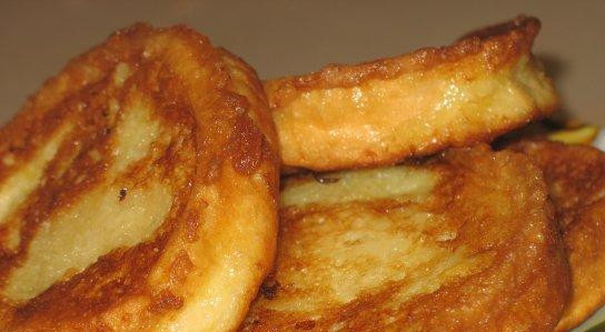 1. Этап. Хлеб в кляре: 4. Подаем хлеб в кляре в домашних условиях горячим или холодным. Вместе с чаем или кофе гренки будут сочетаться наилучшим образом!