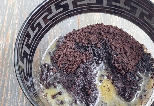 1. Этап. Чизкейк с маршмеллоу: Переложить крошку в другую ёмкость, добавить растопленное сливочное масло. Хорошо перемешать.