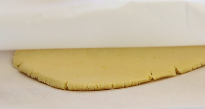 1. Этап. Песочное печенье с апельсином: 7. После этого раскатайте тесто в пласт.