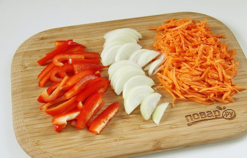 1. Этап. Рассольник из свежих огурцов: Болгарский перец нарежьте соломкой, лук перьями, морковь натрите на крупной терке.