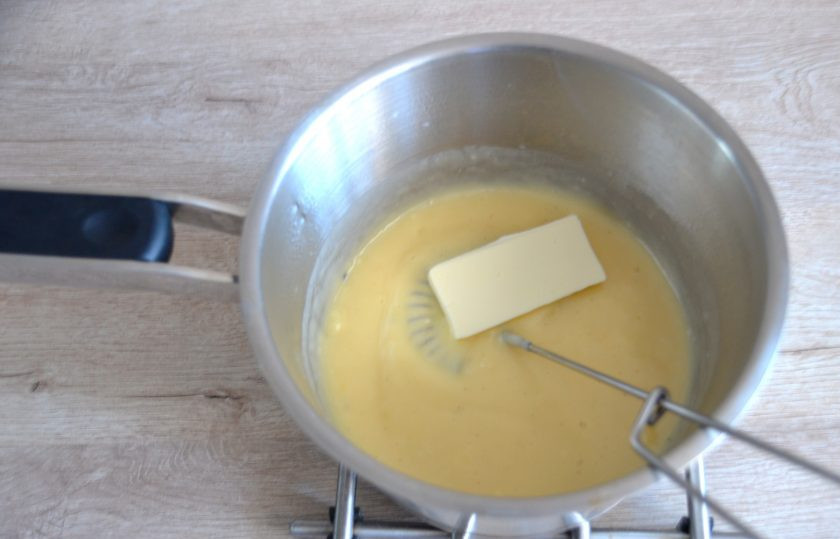 1. Этап. Рисовый пирог с вишней: Добавьте в заварной крем 25 грамм сливочного масла, смешайте.