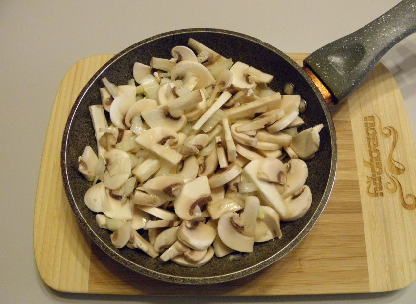 1. Этап. Зразы картофельные с грибами: На 1-2 столовых ложках рафинированного масла пожарьте грибы с луком до готовности. В процессе посолите и поперчите по вкусу.