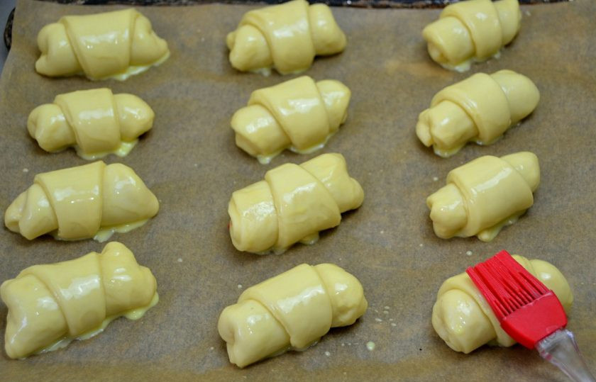 1. Этап. Польские булочки: Выложите булочки на лист для выпечки на расстоянии друг от друга. Смажьте булочки смесью желтка и 1 ст.ложки молока.