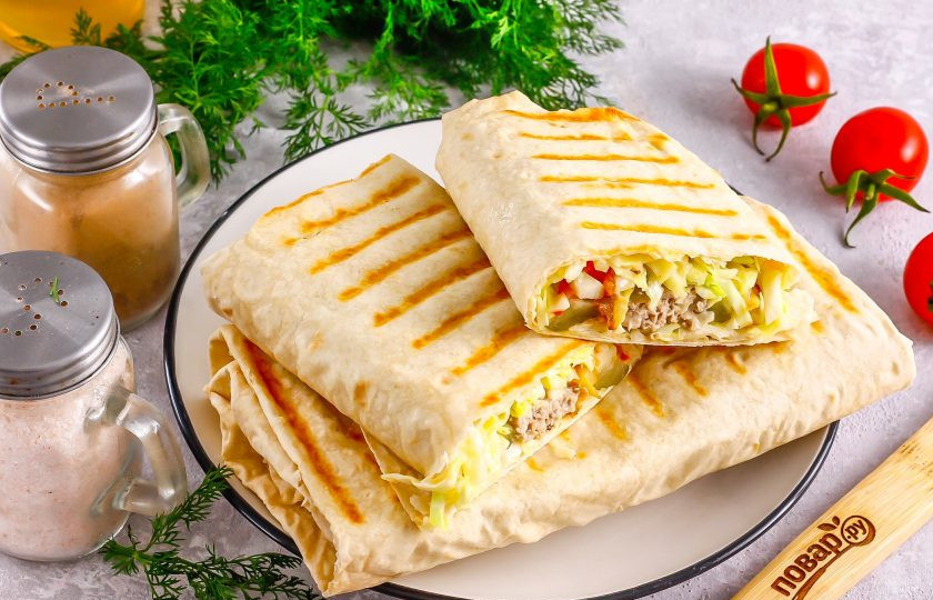 1. Этап. Шаурма с кебабом: Разрежьте шаурму перед подачей или подайте целой вместе с соусами, кетчупом и т.д.