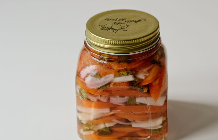 1. Этап. Салат из красных помидоров на зиму: Закатайте банку, переверните верх дном, укутайте в полотенце и оставьте так до полного остывания.