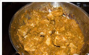 1. Этап. Классическое куриное карри: Тщательно перемешайте и обжаривайте в течении нескольких минут.