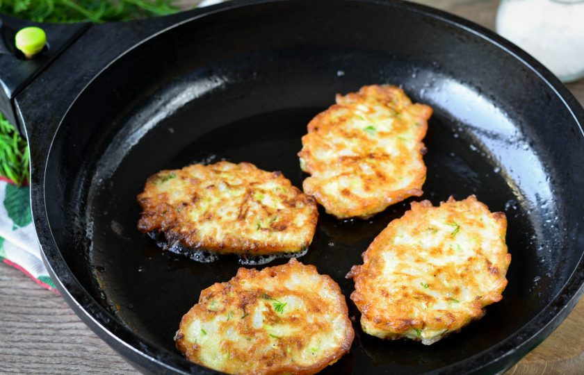 1. Этап. Котлеты из кабачков с рисом: Переверните котлеты, можете добавить чуть масла и жарьте еще столько же времени до появления румяной корочки.