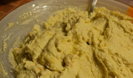 1. Этап. Запеканка Загрушевная: Вмешать получившуюся смесь в творог, добавив натёртую на тёрке свежую апельсиновую цедру. Убрать творожное тесто в холодильник минимум на час. Я оставляла на ночь.