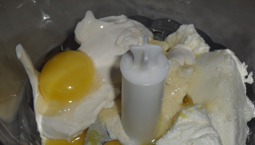 1. Этап. Творожное суфле на пару: Отделите белки от желтков. Смешайте их со сметаной, творогом, сахаром и манной крупой.