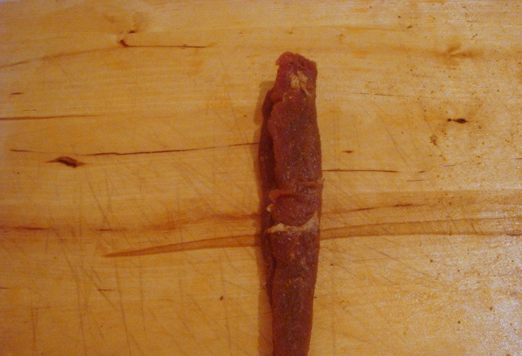 1. Этап. Говядина сыровяленая: Натрите еще раз специями. Подвесите мясо в помещении комнатной температуры с циркуляцией воздуха, смотрите, чтобы не было мух и всяких насекомых. Можно обмотать мясо марлей.