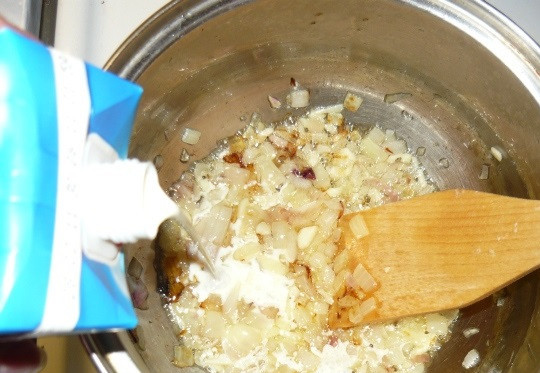 Фаршированные ракушки под сливочным соусом 1. Этап. Фаршированные ракушки под сливочным соусом: 7. Оставшиеся сливки вылейте к обжаренному луку.