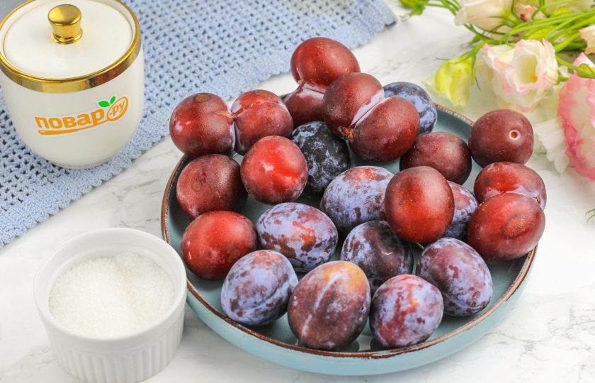 1. Этап. Варенье из недозрелых слив: Подготовьте указанные продукты. Сливы промойте в воде и обсушите.