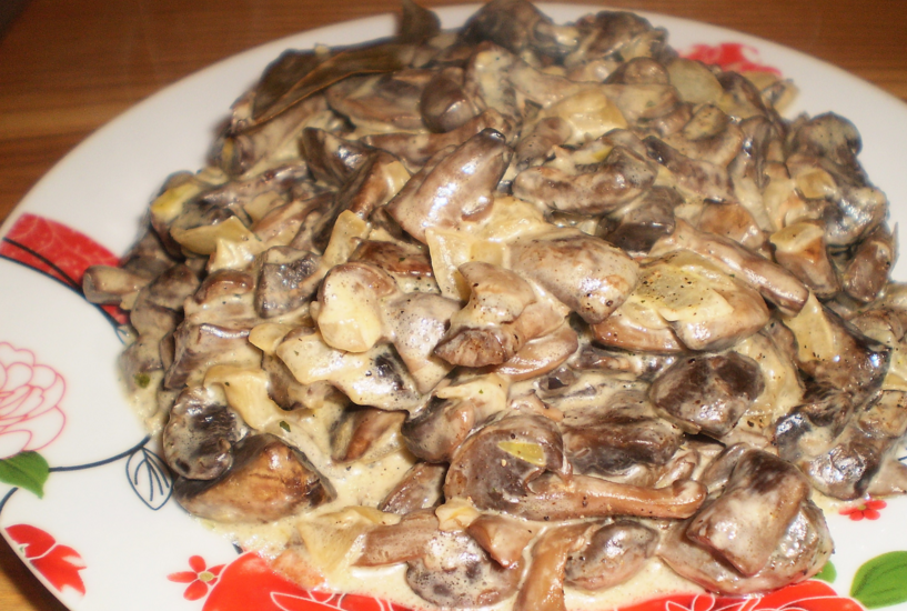 1. Этап. Вешенки жареные с луком и сметаной: 4. Вот и все! Грибы можно подавать. Приятного аппетита, зовите всех к столу!