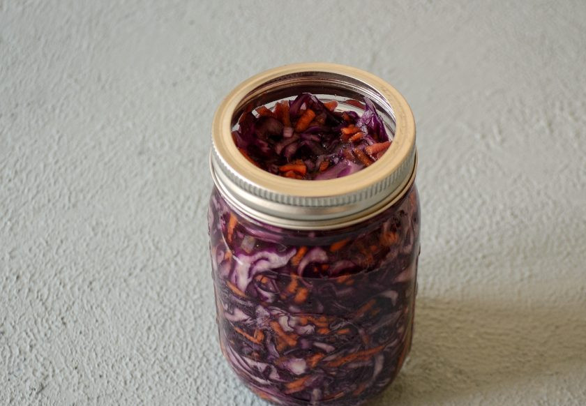 1. Этап. Квашеная краснокочанная капуста: Плотно набейте банки так, чтобы сверху капусту покрывал сок. Оставьте банки без крышек на неделю при комнатной температуре.