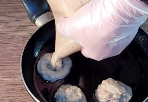 1. Этап. Шашлык из индейки в азиатском стиле: 11. Разогреваем растительное масло (100 мл) в маленькой сковороде или в сотейнике. Надрезаем у пакета уголок и отсаживаем фарш в разогретое масло.