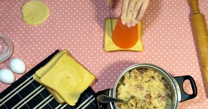 1. Этап. Лентяйские пирожки из хлеба: 5. С помощью стакана или чашки вырежьте кружочки или обрежьте корочки с хлеба, разделите на 2 половинки.