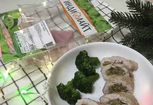 1. Этап. Рулет из индейки с пикантной начинкой: Готовому рулету дать остыть до теплого и разрезать на порционные кусочки.