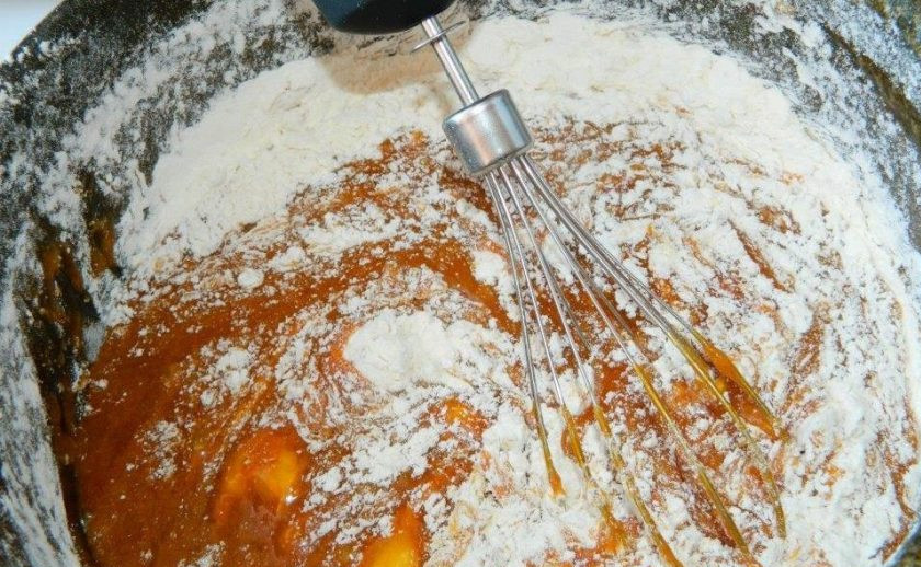 1. Этап. Медовый открытый торт Цифра: В остывшую массу вмешайте яйца и муку.